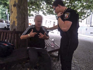 VIDEO: Muž vdechl kus jídla a začal se dusit, pohotový strážník předvedl bezchybný Heimlichův chvat