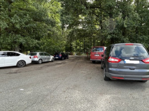 Auta houbařů blokují výjezdy