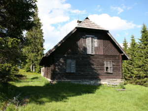 Slavná Roklanská chata na Šumavě unikla demolici a bourat se nebude