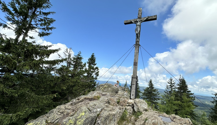 Skalnatý vrcholek Roklanu zdobí tradiční železný kříž