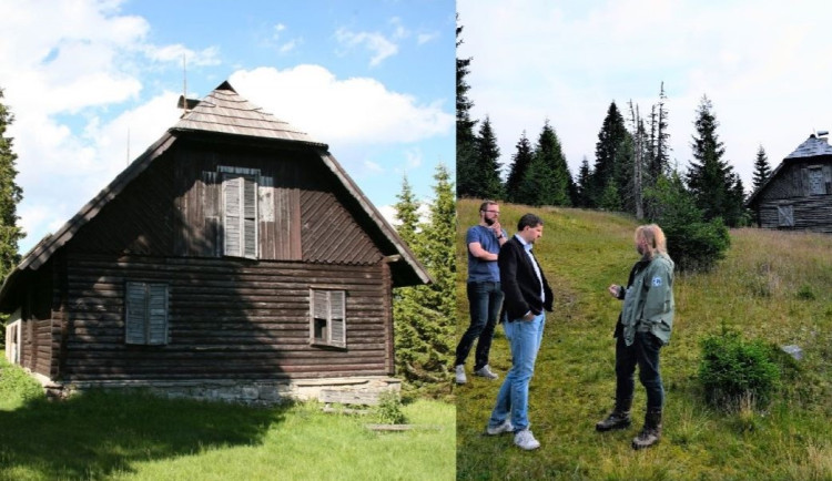 Slavná Roklanská chata na Šumavě unikla demolici a bourat se nebude. Chatu si prohlédl ministr životního prostředí Petr Hladík s ředitelem NP Šumava Pavlem Hubeným