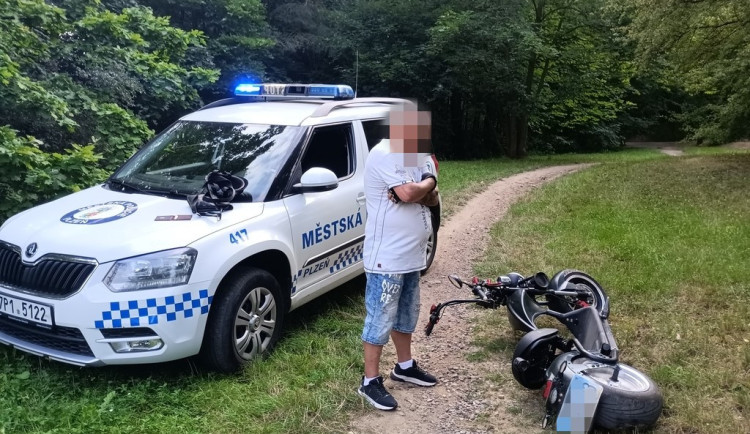 VIDEO: Strážníci pronásledovali staršího muže na elektrokoloběžce. Snažil se je setřást v parku, ale havaroval