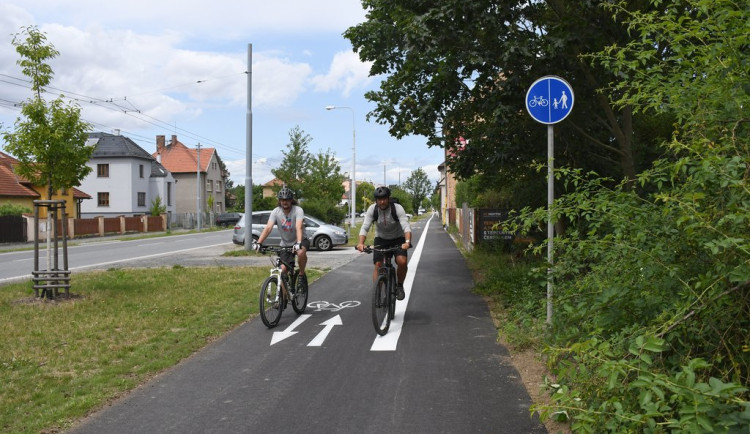 Stezka pro pěší a cyklisty u bývalých kasáren na Slovanech má nový asfaltový povrch