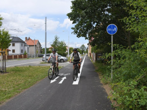 Stezka pro pěší a cyklisty u bývalých kasáren na Slovanech má nový asfaltový povrch