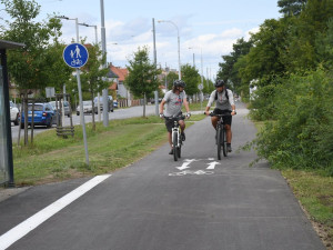 Stezka pro pěší a cyklisty u kasáren na Slovanech má nový asfaltový povrch