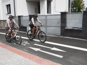 Stezka pro pěší a cyklisty u kasáren na Slovanech má nový asfaltový povrch