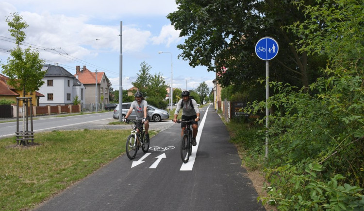 Stezka pro pěší a cyklisty u kasáren na Slovanech má nový asfaltový povrch