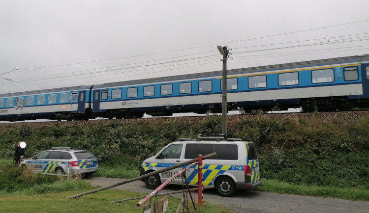 Žena nepřežila střet s vlakem, tragická nehoda přerušila provoz na trati ve směru na Beroun