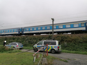 Žena nepřežila střet s vlakem, tragická nehoda přerušila provoz na trati ve směru na Beroun