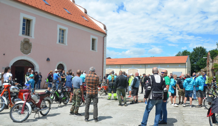 Původně zdevastovanou tvrz opravila za 70 milionů Bělá nad Radbuzou. Objekt využijí sociální služby