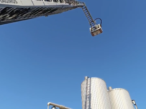 Hasiči likvidují v úmorném vedru požár v obalovně. Hoří tam v jednom ze zásobníků s asfaltem