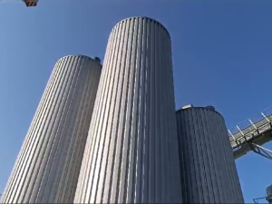 Hasiči likvidují v úmorném vedru požár v obalovně. Hoří tam v jednom ze zásobníků s asfaltem