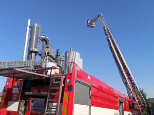 Hasiči likvidují v úmorném vedru požár v obalovně. Hoří tam v jednom ze zásobníků s asfaltem