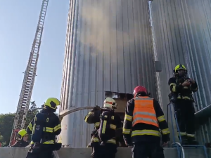Hasiči likvidují v úmorném vedru požár v obalovně. Hoří tam v jednom z pěti zásobníků s asfaltem
