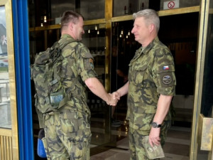 Velitel pluku plukovník Cífka přivítal vojáky na letišti v Praze