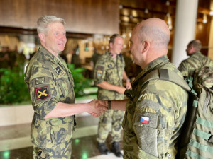 plk. Cífka vítá vojáky 13. dp