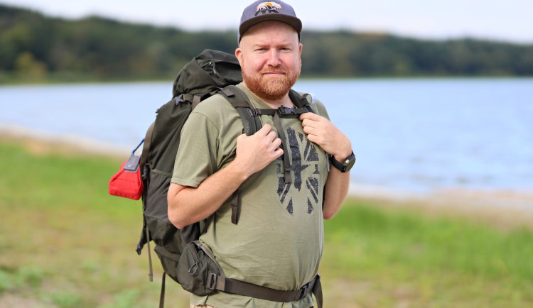 Břeclavan dnes vyrazil na charitativní pochod napříč Českem. Vybrané peníze pomohou dětem s autismem