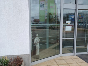 Zrenovovaný originál sochy je k vidění u vchodu do slovanské radnice