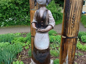 Už letos v květnu sochu poničili vandalové, utrhli ptáčka, kterého panenka drží