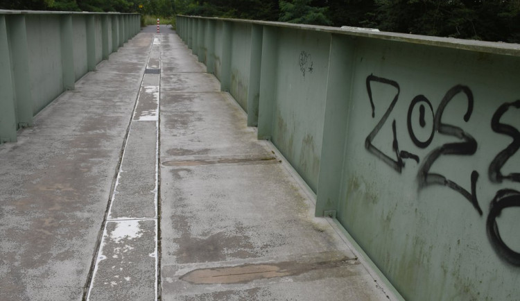 Startují opravy šedesátimetrové Lemovy lávky pro pěší a cyklisty. Práce potrvají až do listopadu