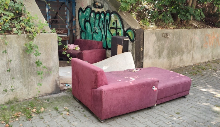 Harampádí se na na černé skládce dlouho neohřálo. Strážníci bleskově dopadli pachatele, který se drze přiznal