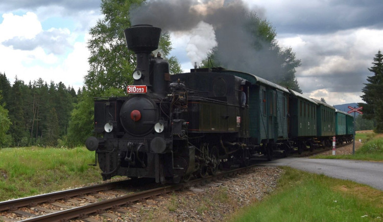Romantickou Bezdružickou lokálku budou brázdit legendární historické lokomotivy i nejmodernější vlaky
