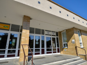 Základní škola se může pyšnit jednou z největších zelených střech. Město vyšla její rekonstrukce na 49 milionů