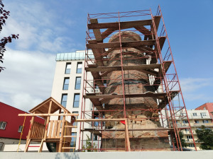 Letadlo před 72 lety v rychlosti 180 km/h narazilo do továrního komína, stojí dodnes mezi bytovkami