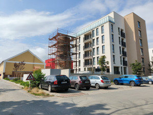 Letadlo před 72 lety v rychlosti 180 km/h narazilo do továrního komína, stojí dodnes mezi bytovkami