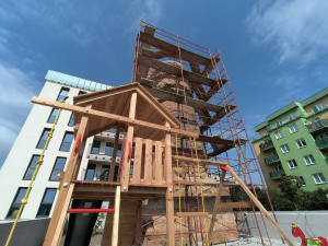 Letadlo před 72 lety v rychlosti 180 km/h narazilo do továrního komína, stojí dodnes mezi bytovkami