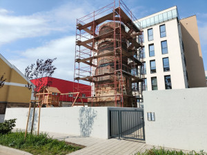 Letadlo před 72 lety v rychlosti 180 km/h narazilo do továrního komína, stojí dodnes mezi bytovkami