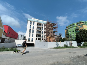 Letadlo před 72 lety v rychlosti 180 km/h narazilo do továrního komína, stojí dodnes mezi bytovkami