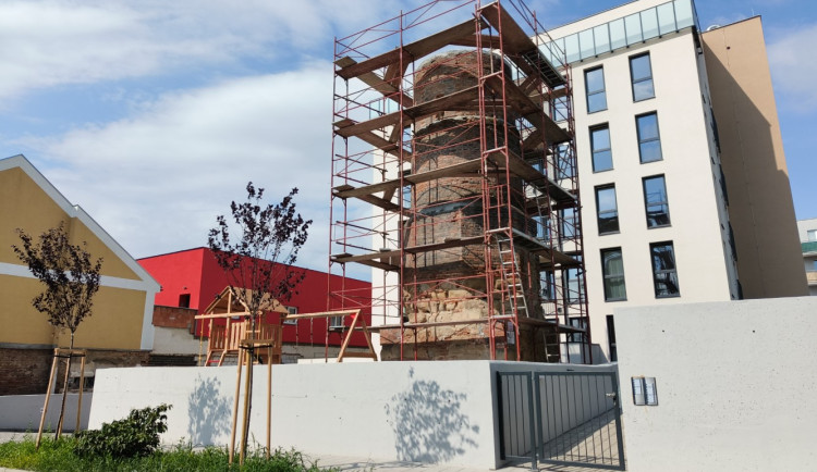 Letadlo před 72 lety v rychlosti 180 km/h narazilo do továrního komína, stojí dodnes mezi bytovkami