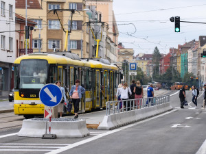 Tramvajové zastávky na Klatovské třídě jsou bezpečnější, zatím jde ale jen o provizorní řešení