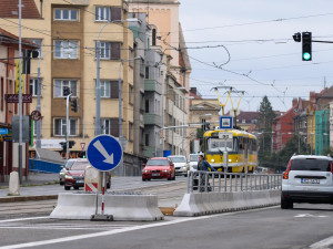 Tramvajové zastávky na Klatovské je bezpečnější, zatím jde ale jen o provizorní řešení