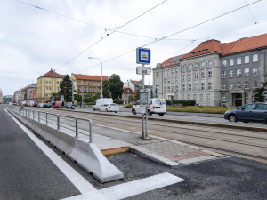 Tramvajové zastávky na Klatovské je bezpečnější, zatím jde ale jen o provizorní řešení