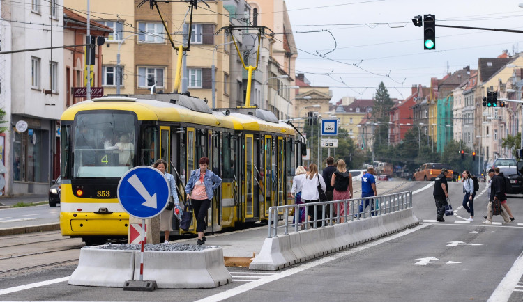 Tramvajové zastávky na Klatovské je bezpečnější, zatím jde ale jen o provizorní řešení