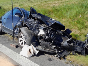 Svědci nehody bleskově zlikvidovali svými hasičáky požár auta, které hořelo po drtivém střetu s jiným vozem