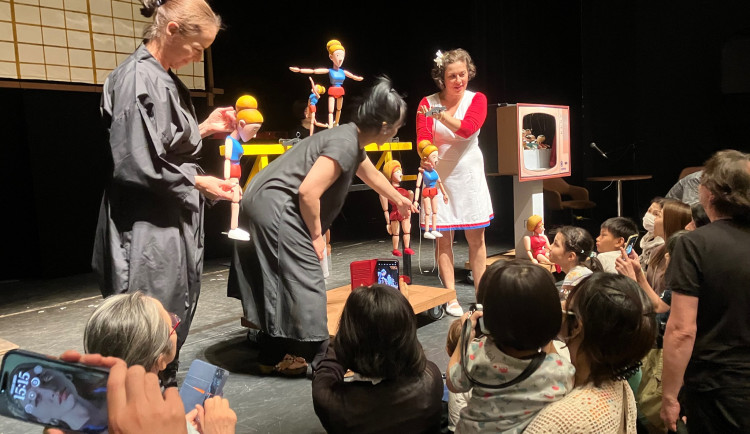 Plzeňští loutkáři spojili síly s japonskými kolegy, výsledkem je hra o Věře Čáslavské