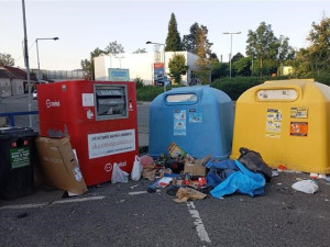 Kvůli obrovskému množství nepořádku ruší město kontejnery u zimního stadionu