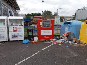 Kvůli obrovskému množství nepořádku ruší město kontejnery u zimního stadionu