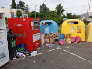 Kvůli obrovskému množství nepořádku ruší město kontejnery u zimního stadionu