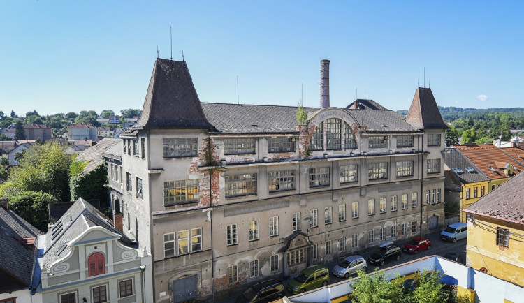 Zchátralý obří areál bývalé Královcovy továrny na tkanice a stuhy koupí město Domažlice