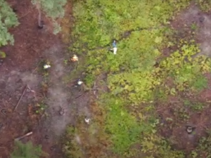 Záchranáři nalézají na zemi ztraceného muže