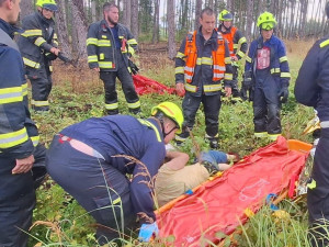 Příprava nalezeného muže k transportu: Foto Hasiči Klenčí pod Čerchovem