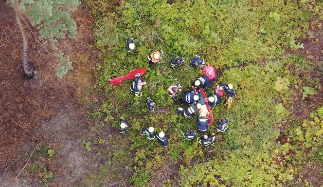Záchranáři a hasiči už díky informacím z dronu dorazili na místo, kde ležel ztracený senior