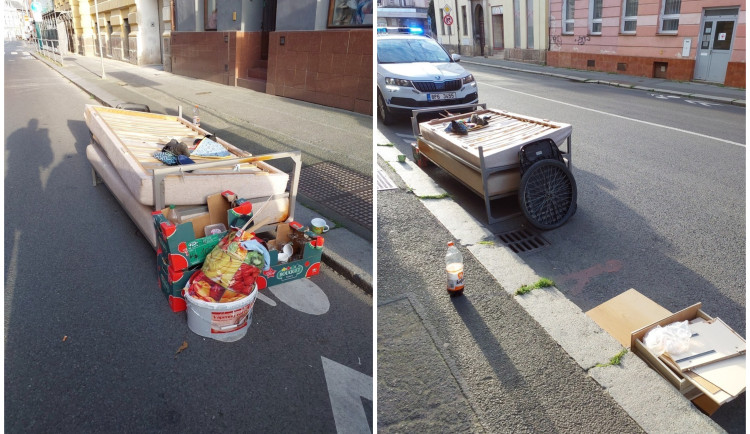 Starý nábytek se povaloval přímo v silnici, zakladatel černé skládky strážníkům servíroval výmluvy a plané sliby