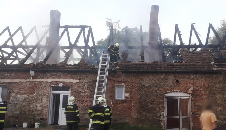 Hasiči bojovali s ohněm i jazykovou bariérou, vyhořel dům obývaný cizinci