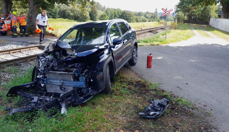 Vlak smetl na železničním přejezdu bez závor osobní automobil, který řídila pětašedesátiletá žena