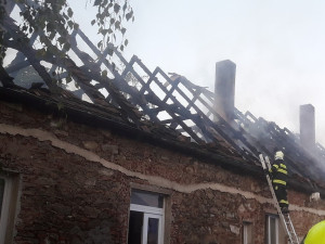 Hasiči bojovali s ohněm i jazykovou bariérou, vyhořel dům obývaný cizinci